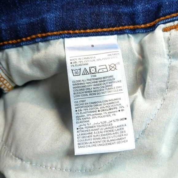 NWOT Old Navy Classic Blue Stretch Denim Women's Shorts Roll Cuff Size 8........ - Picture 3 of 6